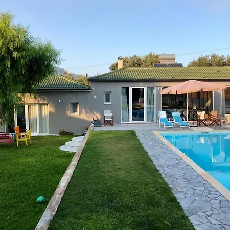 Sunlit Pool House Сasa de vacaciones