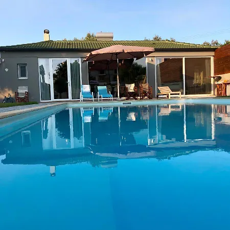 Feriehus Sunlit Pool House *