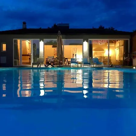 Feriehus Sunlit Pool House *