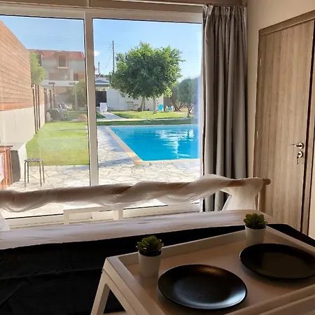 Sunlit Pool House Ferienhaus *