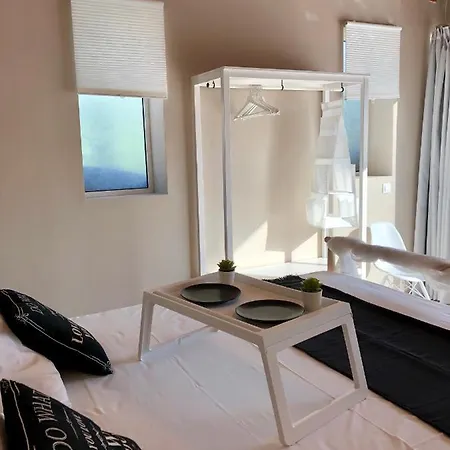 Sunlit Pool House Ferienhaus *