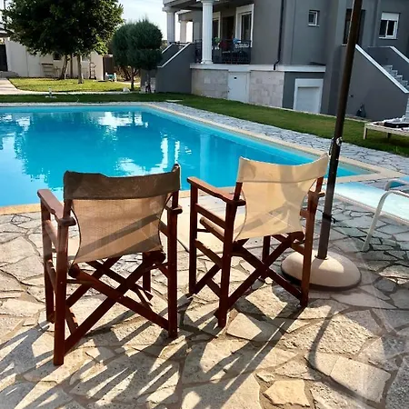 Sunlit Pool House Holiday home