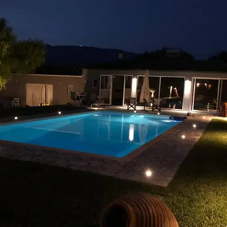 Sunlit Pool House Hébergement de vacances *