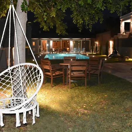 Ferienhaus Sunlit Pool House *