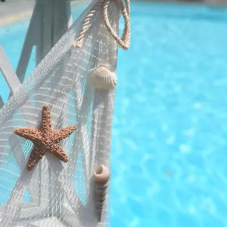 Sunlit Pool House Prázdninový dům