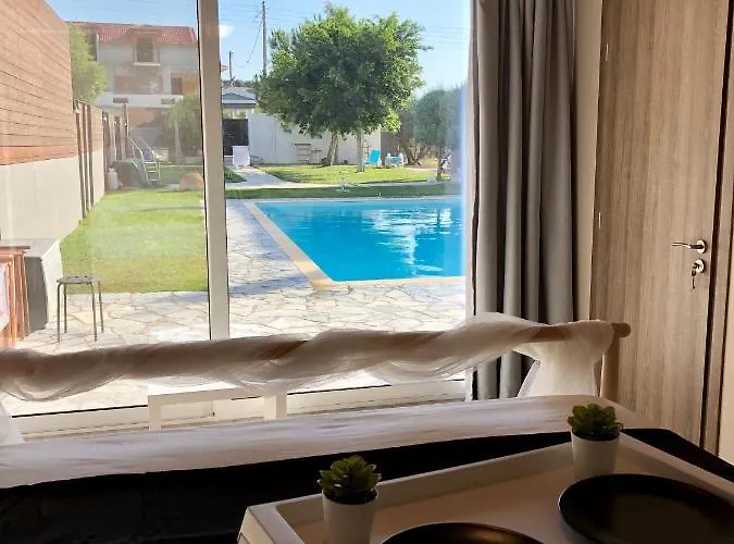 Sunlit Pool House Holiday home *