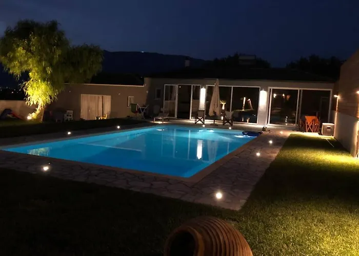 Sunlit Pool House Holiday home *